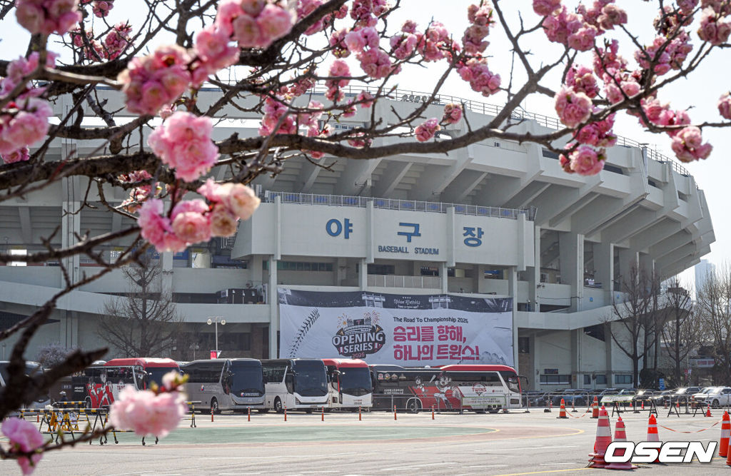 2일 서울 잠실야구장에서 2026 신한 SOL KBO리그 LG 트윈스와 KIA 타이거즈즈의 경기가 열린다. 이날 LG는 웰스, KIA는 김태형을 선발로 내세웠다. 이날 경기 전 야구장 모습. 2026.04.02 /cej@osen.co.kr