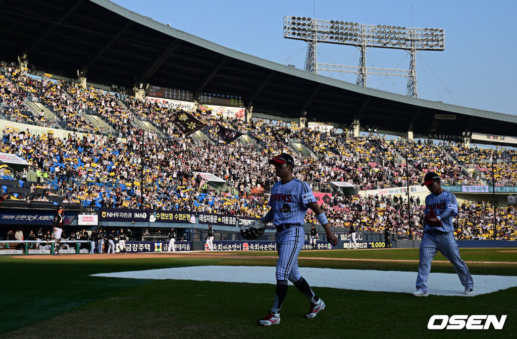프로야구 KT 위즈가 우승팀 LG 트윈스를 꺾고 개막전 승리를 거뒀다. KT는 28일 서울 잠실구장에서 열린 2026 KBO리그 개막전 LG와 경기에서 장단 18안타를 폭발시키며 11-7로 승리했다. KT는 역대 6번째 개막전 선발 전원 안타 진기록을 세웠다.만원 관중 기록한 잠실야구장. 2026.03.28/ jpnews@osen.co.kr