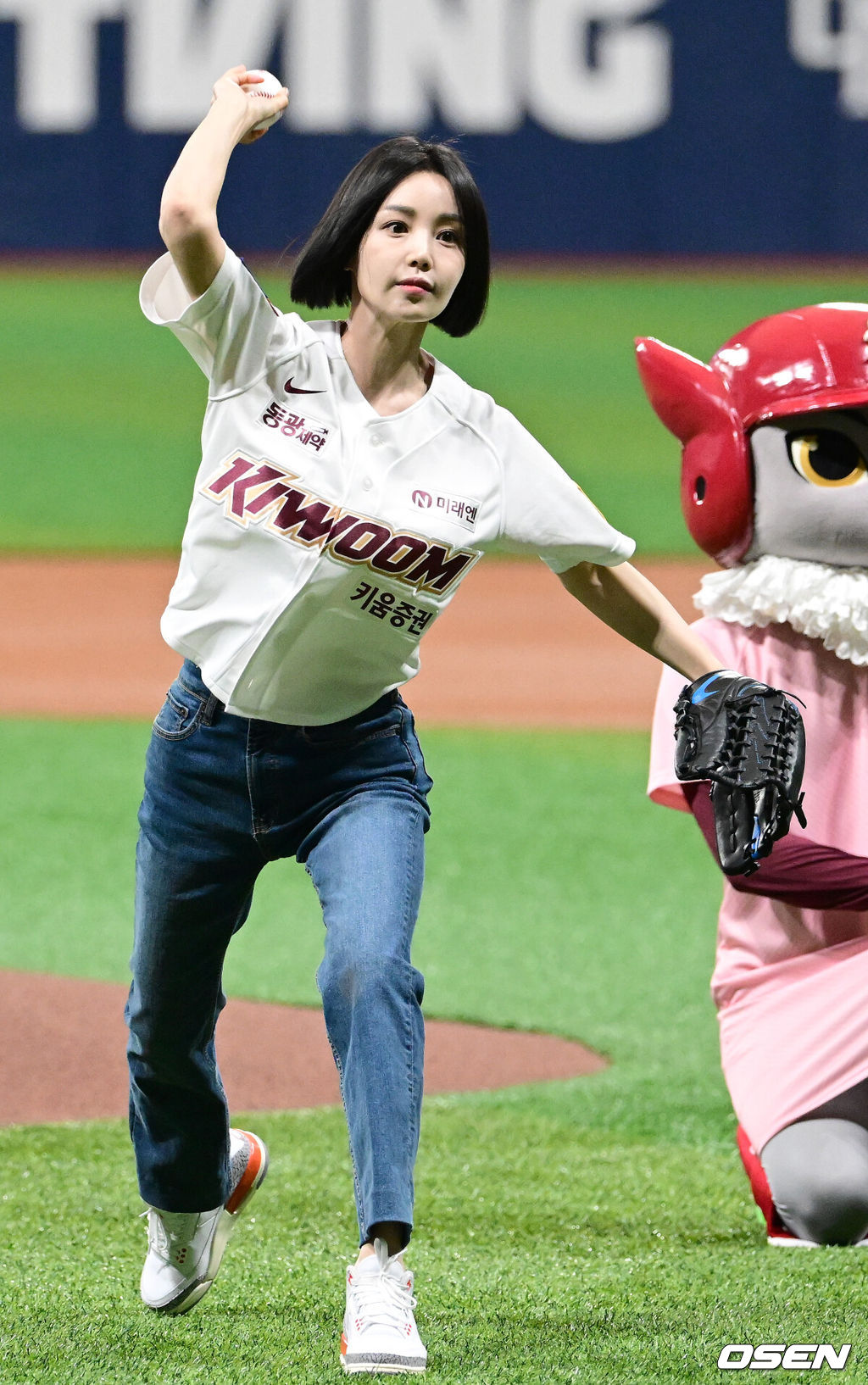 28일 오후 서울 고척스카이돔에서 2024 신한 SOL뱅크 KBO리그 키움 히어로즈와 삼성 라이온즈의 경기가 열렸다. 경기 시작에 앞서 배우 남규리가 시구를 하고 있다. 2024.04.28 / ksl0919@osen.co.kr