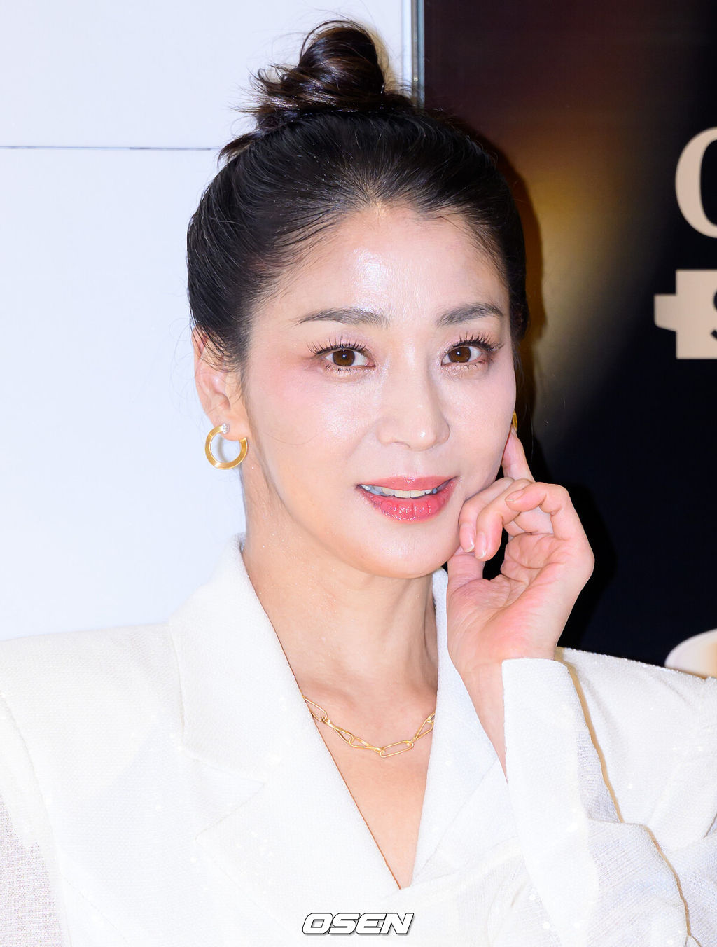 28일 오후 서울 현대백화점 목동점 팝업스토어에서 ‘달바’ 시그니처 팝업 포토 행사가 열렸다.이날 배우 한고은이 참석해 자리를 빛냈다.한고은이 포토타임을 가지고 있다. 2025.11.28 /sunday@osen.co.kr