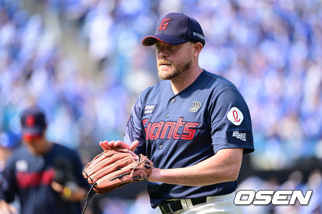 [OSEN=대구, 조은정 기자] 29일 대구삼성라이온즈파크에서 ‘2026 신한 SOL KBO 리그’ 삼성 라이온즈와 롯데 자이언츠의 개막시리즈 경기가 열렸다.개막전 선발 투수로 삼성은 최원태를 롯데는 비슬리를 내세웠다.3회말 이닝을 마친 롯데 비슬리가 더그아웃으로 향하고 있다. 2026.03.29 /cej@osen.co.kr