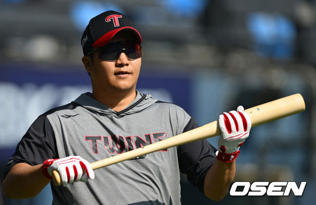 [OSEN=잠실, 조은정 기자] 2일 서울 잠실야구장에서 2026 신한 SOL KBO리그 LG 트윈스와 KIA 타이거즈의 경기가 열린다. LG 문보경이 훈련을 하고 있다. 2026.04.02 /cej@osen.co.kr