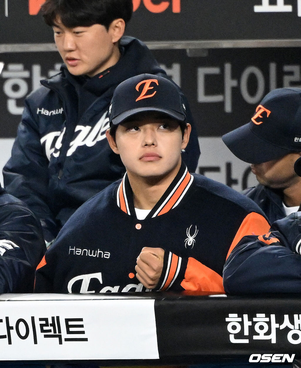 2일 대전 한화생명볼파크에서 2026 신한 SOL KBO리그 한화 이글스와 KT 위즈의 경기가 열렸다.이날 한화는 문동주, KT는 오원석을 선발로 내세웠다.6회말 한화 문동주가 경기를 바라보고 있다. 2026.04.02 /sunday@osen.co.kr