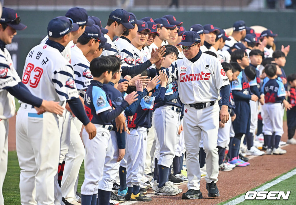 3일 부산 사직야구장에서 2026 신한 SOL KBO 리그 롯데 자이언츠와 SSG 랜더스의 경기가 열렸다. 홈팀 롯데는 로드리게스가, 방문팀 SSG는 화이트가 선발 출전했다.롯데 자이언츠 김태형 감독이 홈 개막식을 갖고 있다. 2026.04.03 / foto0307@osen.co.kr