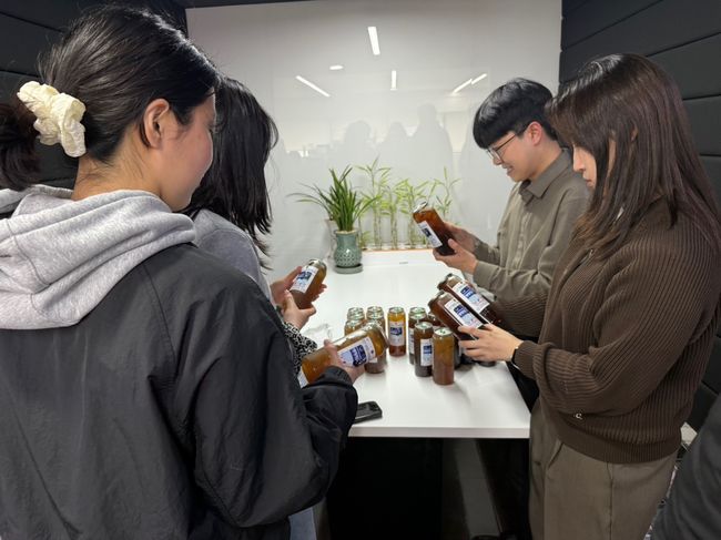 최원준이 산 음료가 전달됐다. / KT 위즈