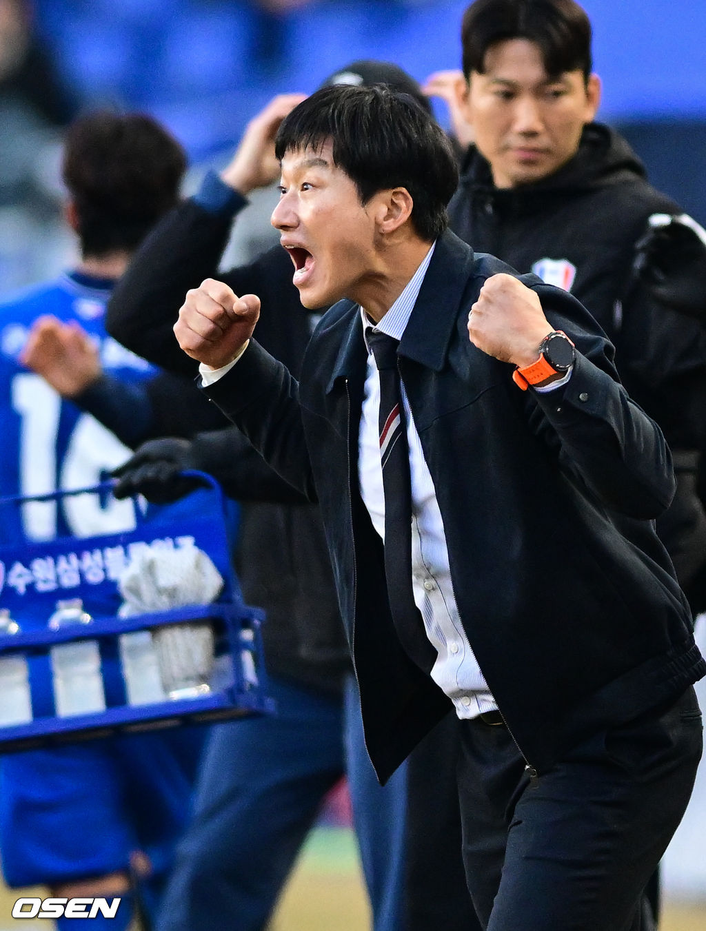 수원 삼성의 '정효볼'이 K리그2 역대 최다 관중인 24071명 앞에서 화려하게 막을 올렸다.수원은 28일 오후 4시 30분 수원월드컵경기장에서 열린 하나은행 K리그2 2026 1라운드에서 서울 이랜드를 상대로 2-1 역전승을 거뒀다. 후반 수원 삼성 이정효 감독이 강현목의 역전골에 기뻐하고 있다. 2026.02.28 /cej@osen.co.kr