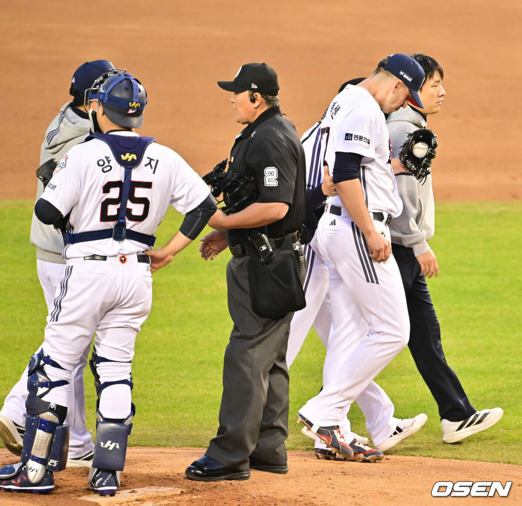 3일 오후 서울 잠실구장에서 ‘2026 신한은행 SOL Bank KBO리그’ 두산 베어스와 한화 이글스의 경기가 진행됐다.이날 두산은 플렉센을, 한화는 에르난데스를 선발투수로 내세웠다.  2회초 두산 선발투수 플렉센이 몸 이상으로 교체되고 있다.  2026.04.02 / soul1014@osen.co.kr