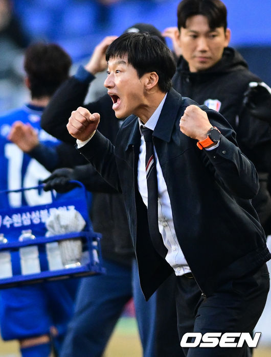 [OSEN=수원, 조은정 기자]수원 삼성의 '정효볼'이 K리그2 역대 최다 관중인&nbsp;24071명 앞에서 화려하게 막을 올렸다.수원은 28일&nbsp;오후 4시 30분 수원월드컵경기장에서 열린 하나은행 K리그2 2026 1라운드에서&nbsp;서울 이랜드를 상대로 2-1 역전승을 거뒀다.&nbsp;후반 수원 삼성 이정효 감독이 강현목의 역전골에 기뻐하고 있다. 2026.02.28 /cej@osen.co.kr
