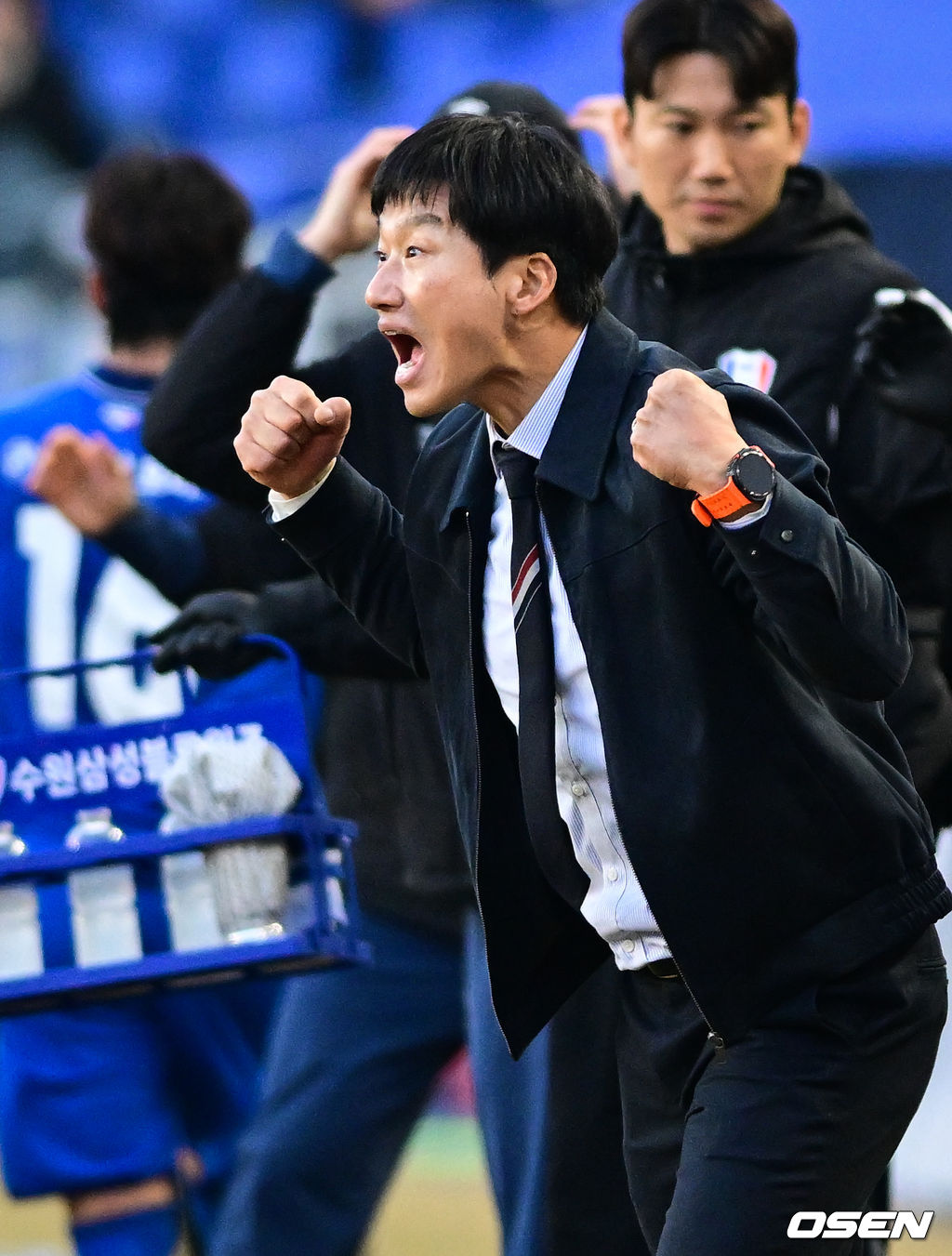 수원 삼성의 '정효볼'이 K리그2 역대 최다 관중인 24071명 앞에서 화려하게 막을 올렸다.수원은 28일 오후 4시 30분 수원월드컵경기장에서 열린 하나은행 K리그2 2026 1라운드에서 서울 이랜드를 상대로 2-1 역전승을 거뒀다. 후반 수원 삼성 이정효 감독이 강현목의 역전골에 기뻐하고 있다. 2026.02.28 /cej@osen.co.kr