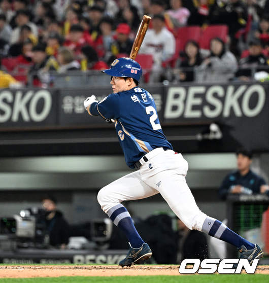 [OSEN=광주, 이대선 기자] 3일 광주-기아 챔피언스필드에서 2026 신한 SOL KBO리그 KIA 타이거즈와 NC 다이노스의 경기가 열렸다.이날 KIA는 제임스 네일, NC는 구창모를 선발로 내세웠다.5회초 1사 1,2루 NC 박민우가 적시타를 치고 있다. 2026.04.03 /sunday@osen.co.kr