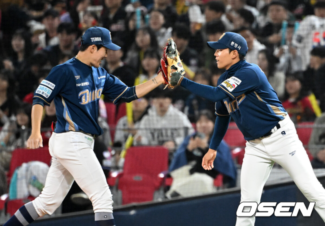 [OSEN=광주, 이대선 기자] 3일 광주-기아 챔피언스필드에서 2026 신한 SOL KBO리그 KIA 타이거즈와 NC 다이노스의 경기가 열렸다.이날 KIA는 제임스 네일, NC는 구창모를 선발로 내세웠다.8회말 무사에서 KIA 한준수가 우중월 솔로 홈런을 치고 환호하고 있다. 2026.04.03 /sunday@osen.co.kr