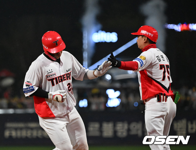 [OSEN=광주, 이대선 기자] 3일 광주-기아 챔피언스필드에서 2026 신한 SOL KBO리그 KIA 타이거즈와 NC 다이노스의 경기가 열렸다.이날 KIA는 제임스 네일, NC는 구창모를 선발로 내세웠다.6회말 1사에서 KIA 김도영이 삼진으로 물러나며 아쉬워하고 있다. 2026.04.03 /sunday@osen.co.kr