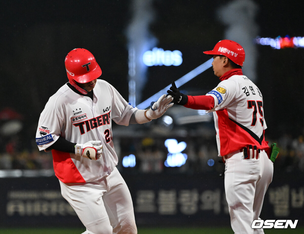 3일 광주-기아 챔피언스필드에서 2026 신한 SOL KBO리그 KIA 타이거즈와 NC 다이노스의 경기가 열렸다.이날 KIA는 제임스 네일, NC는 구창모를 선발로 내세웠다.6회말 1사에서 KIA 김도영이 삼진으로 물러나며 아쉬워하고 있다. 2026.04.03 /sunday@osen.co.kr