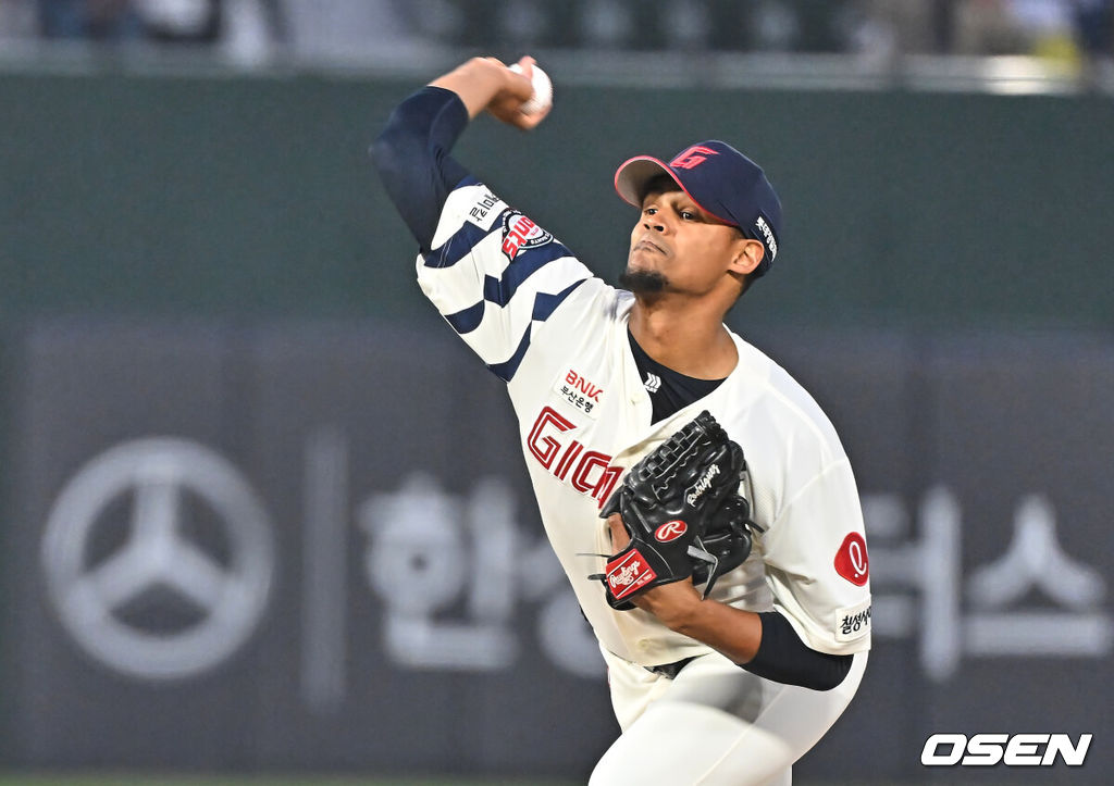 3일 부산 사직야구장에서 2026 신한 SOL KBO 리그 롯데 자이언츠와 SSG 랜더스의 경기가 열렸다. 홈팀 롯데는 로드리게스가, 방문팀 SSG는 화이트가 선발 출전했다.롯데 자이언츠 선발 투수 로드리게스가 역투하고 있다. 2026.04.03 / foto0307@osen.co.kr