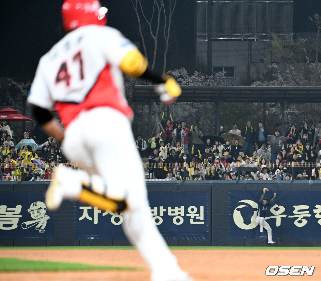 3일 광주-기아 챔피언스필드에서 2026 신한 SOL KBO리그 KIA 타이거즈와 NC 다이노스의 경기가 열렸다.이날 KIA는 제임스 네일, NC는 구창모를 선발로 내세웠다.6회말 2사에서 NC 한석현이 KIA 나성범의 타구를 잡고 있다. 2026.04.03 /sunday@osen.co.kr