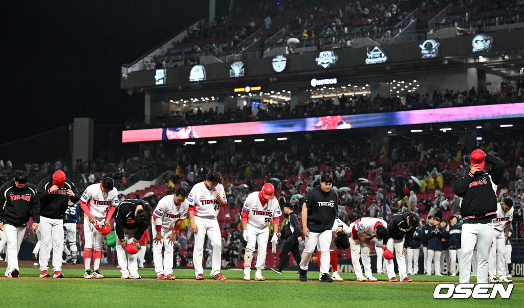 NC 다이노스가 파죽의 4연승을 달렸다.NC는 3일 광주-기아 챔피언스필드에서 열린 2026 프로야구 KIA 타이거즈와의 경기를 5-2로 잡았다. 선발 구창모가 6이닝 무실점 역투를 펼쳤고 베테랑 박민우가 제임스 네일을 공략하는 등 3타점을 올리며 승리를 이끌었다. 4연승이자 시즌 5승1패를 기록했다. KIA는 3연패에 빠져 1승5패 최하위로 떨어졌다.경기 종료 후 KIA 선수들이 관중석을 향해 인사를 하고 있다. 2026.04.03 /sunday@osen.co.kr