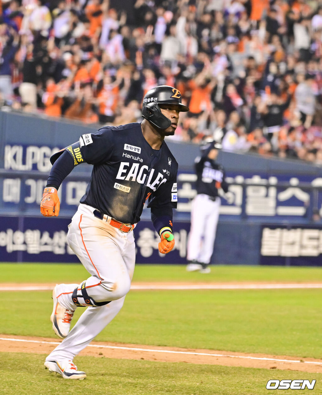 3일 오후 서울 잠실구장에서 ‘2026 신한은행 SOL Bank KBO리그’ 두산 베어스와 한화 이글스의 경기가 진행됐다.이날 두산은 플렉센을, 한화는 에르난데스를 선발투수로 내세웠다.  4회초 1사 1루 한화 페라자가 2점 홈런을 날리고 베이스를 돌고 있다.  2026.04.02 / soul1014@osen.co.kr