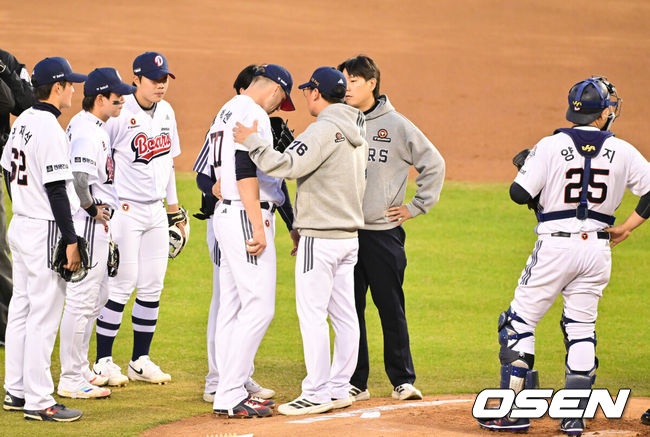 [OSEN=잠실, 박준형 기자] 3일 오후 서울 잠실구장에서 ‘2026 신한은행 SOL Bank KBO리그’ 두산 베어스와 한화 이글스의 경기가 진행됐다.이날 두산은 플렉센을, 한화는 에르난데스를 선발투수로 내세웠다.  2회초 두산 선발투수 플렉센이 몸 이상으로 교체되고 있다.  2026.04.02 / soul1014@osen.co.kr