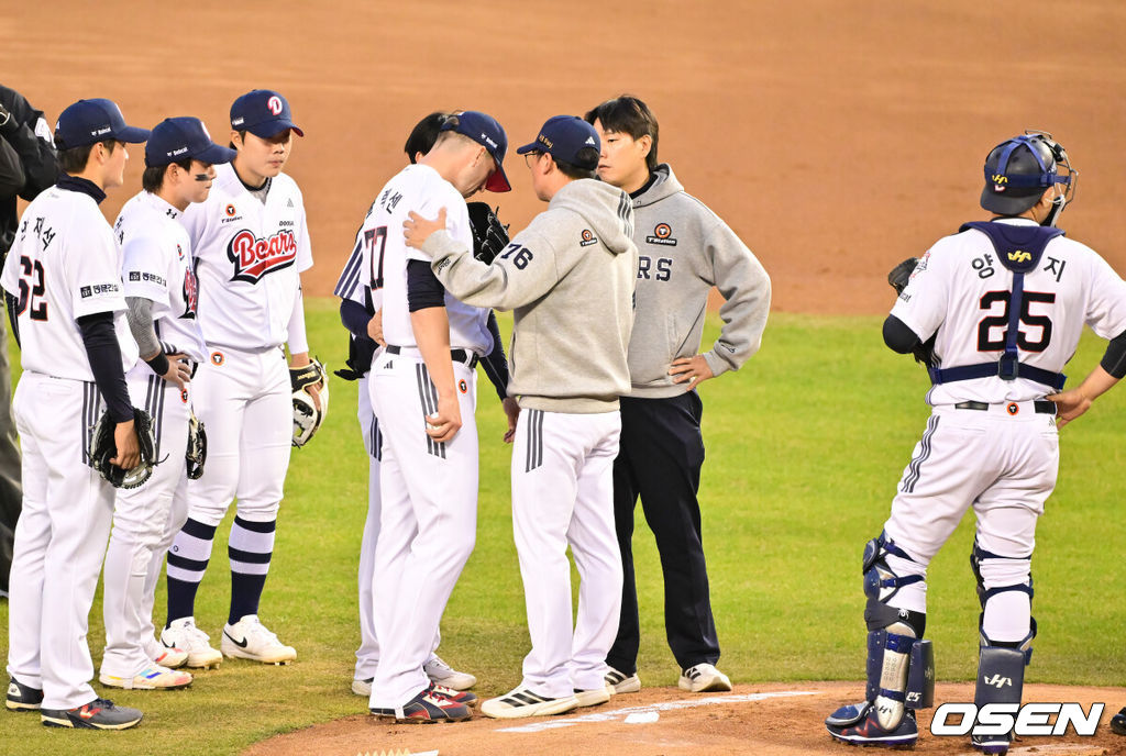 3일 오후 서울 잠실구장에서 ‘2026 신한은행 SOL Bank KBO리그’ 두산 베어스와 한화 이글스의 경기가 진행됐다.이날 두산은 플렉센을, 한화는 에르난데스를 선발투수로 내세웠다.  2회초 두산 선발투수 플렉센이 몸 이상으로 교체되고 있다.  2026.04.02 / soul1014@osen.co.kr