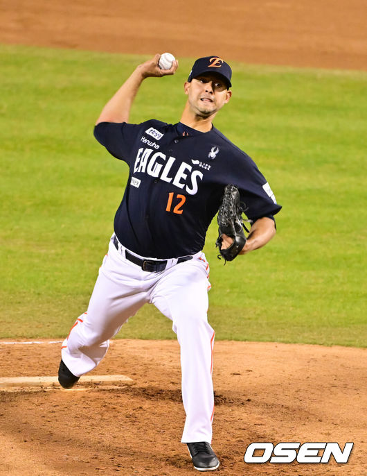 [OSEN=잠실, 박준형 기자] 3일 오후 서울 잠실구장에서 ‘2026 신한은행 SOL Bank KBO리그’ 두산 베어스와 한화 이글스의 경기가 진행됐다.이날 두산은 플렉센을, 한화는 에르난데스를 선발투수로 내세웠다.  2회말 한화 선발투수 에르난데스가 역투하고 있다.    2026.04.02 / soul1014@osen.co.kr