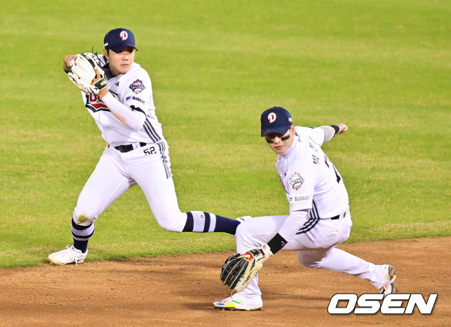 [OSEN=잠실, 박준형 기자] 3일 오후 서울 잠실구장에서 ‘2026 신한은행 SOL Bank KBO리그’ 두산 베어스와 한화 이글스의 경기가 진행됐다.이날 두산은 플렉센을, 한화는 에르난데스를 선발투수로 내세웠다.  2회초 2사 만루 한화 문현빈의 내야땅볼때 박준순 2루수가 포구 실책한뒤 홈 송구를 하고 있다.    2026.04.02 / soul1014@osen.co.kr