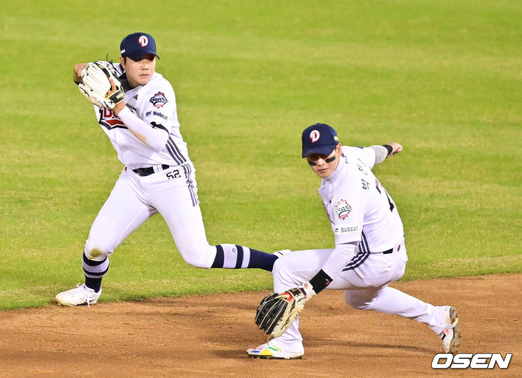 3일 오후 서울 잠실구장에서 ‘2026 신한은행 SOL Bank KBO리그’ 두산 베어스와 한화 이글스의 경기가 진행됐다.이날 두산은 플렉센을, 한화는 에르난데스를 선발투수로 내세웠다.  2회초 2사 만루 한화 문현빈의 내야땅볼때 박준순 2루수가 포구 실책한뒤 홈 송구를 하고 있다.    2026.04.02 / soul1014@osen.co.kr