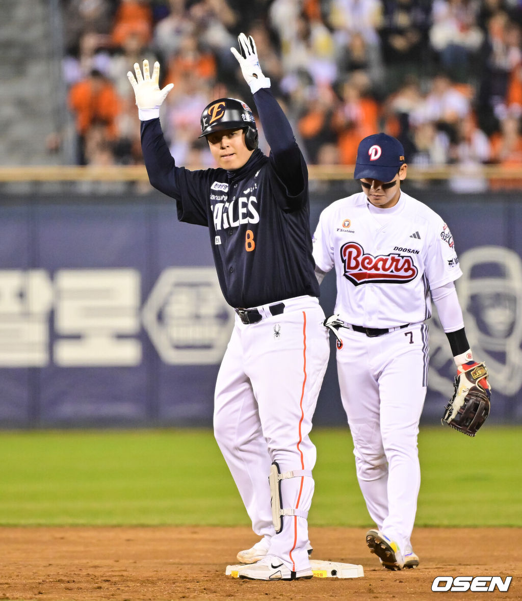 3일 오후 서울 잠실구장에서 ‘2026 신한은행 SOL Bank KBO리그’ 두산 베어스와 한화 이글스의 경기가 진행됐다.이날 두산은 플렉센을, 한화는 에르난데스를 선발투수로 내세웠다.  4회초 1사 한화 노시환이 2루타를 날리고 세리머니를 하고 있다.    2026.04.02 / soul1014@osen.co.kr