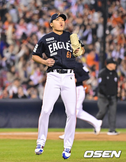 [OSEN=잠실, 박준형 기자] 3일 오후 서울 잠실구장에서 ‘2026 신한은행 SOL Bank KBO리그’ 두산 베어스와 한화 이글스의 경기가 진행됐다.이날 두산은 플렉센을, 한화는 에르난데스를 선발투수로 내세웠다.  7회말 한화 정우주가 연속 삼진 잡고 더그아웃으로 들어가고 있다.     2026.04.02 / soul1014@osen.co.kr