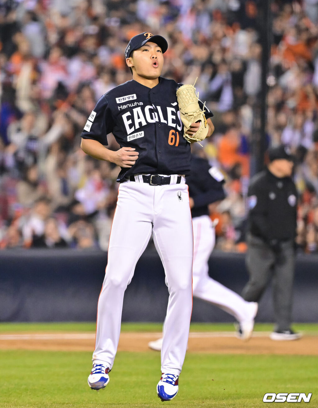 3일 오후 서울 잠실구장에서 ‘2026 신한은행 SOL Bank KBO리그’ 두산 베어스와 한화 이글스의 경기가 진행됐다.이날 두산은 플렉센을, 한화는 에르난데스를 선발투수로 내세웠다.  7회말 한화 정우주가 연속 삼진 잡고 더그아웃으로 들어가고 있다.     2026.04.02 / soul1014@osen.co.kr