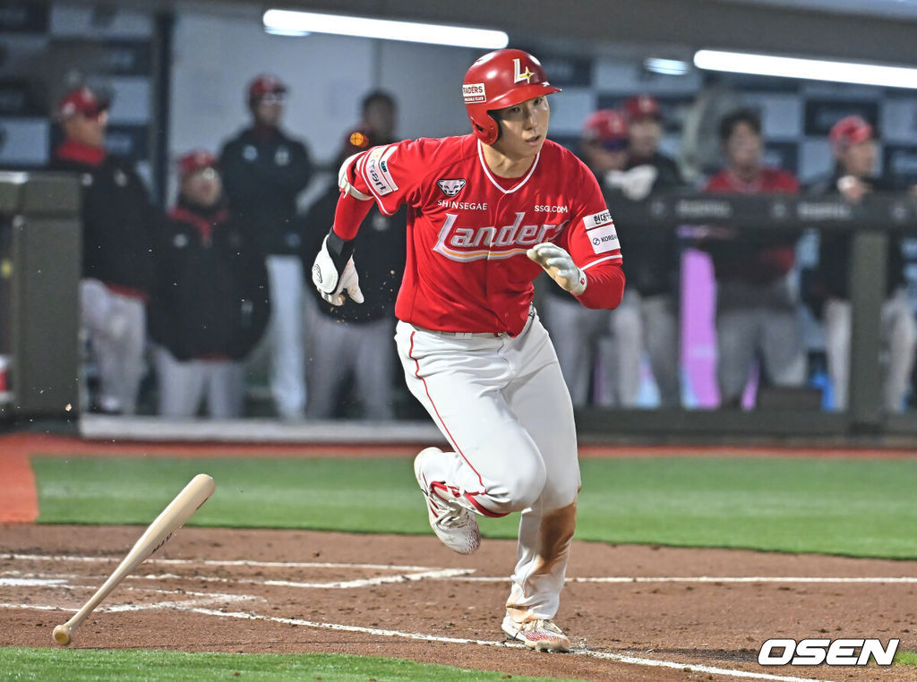 3일 부산 사직야구장에서 2026 신한 SOL KBO 리그 롯데 자이언츠와 SSG 랜더스의 경기가 열렸다. 홈팀 롯데는 로드리게스가, 방문팀 SSG는 화이트가 선발 출전했다.SSG 랜더스 박성한이 2회초 1사 만루 우익수 앞 2타점 안타를 치고 진루하고 있다. 2026.04.03 / foto0307@osen.co.kr