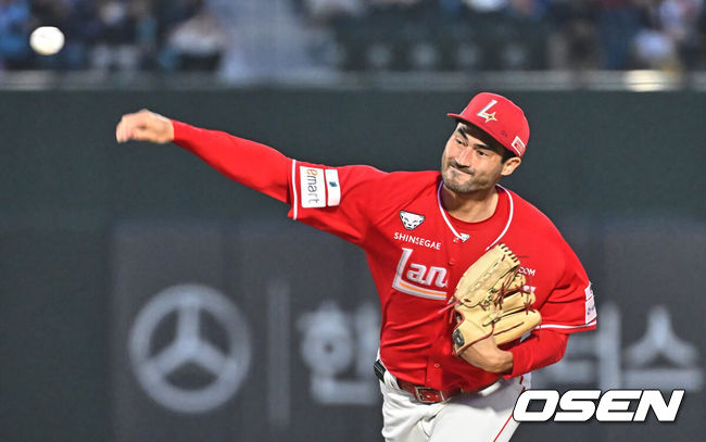 [OSEN=부산, 이석우 기자] 3일 부산 사직야구장에서 2026 신한 SOL KBO 리그 롯데 자이언츠와 SSG 랜더스의 경기가 열렸다. 홈팀 롯데는 로드리게스가, 방문팀 SSG는 화이트가 선발 출전했다.SSG 랜더스 선발 투수 화이트가 역투하고 있다. 2026.04.03 / foto0307@osen.co.kr