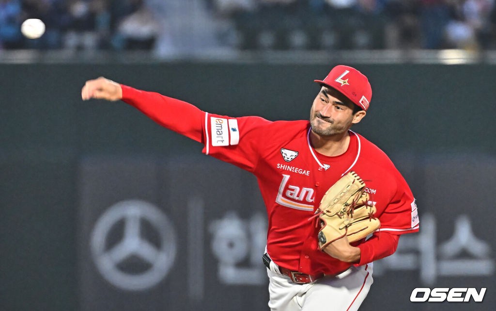 3일 부산 사직야구장에서 2026 신한 SOL KBO 리그 롯데 자이언츠와 SSG 랜더스의 경기가 열렸다. 홈팀 롯데는 로드리게스가, 방문팀 SSG는 화이트가 선발 출전했다.SSG 랜더스 선발 투수 화이트가 역투하고 있다. 2026.04.03 / foto0307@osen.co.kr