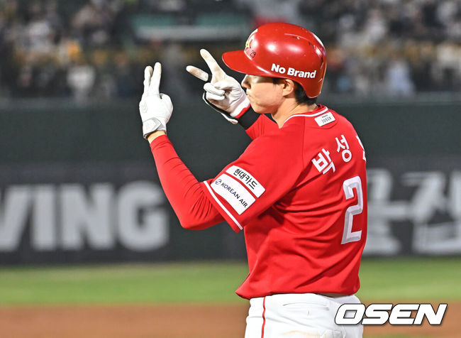 [OSEN=부산, 이석우 기자] 3일 부산 사직야구장에서 2026 신한 SOL KBO 리그 롯데 자이언츠와 SSG 랜더스의 경기가 열렸다. 홈팀 롯데는 로드리게스가, 방문팀 SSG는 화이트가 선발 출전했다.SSG 랜더스 박성한이 2회초 1사 만루 우익수 앞 2타점 안타를 치고 세리머니를 하고 있다. 2026.04.03 / foto0307@osen.co.kr