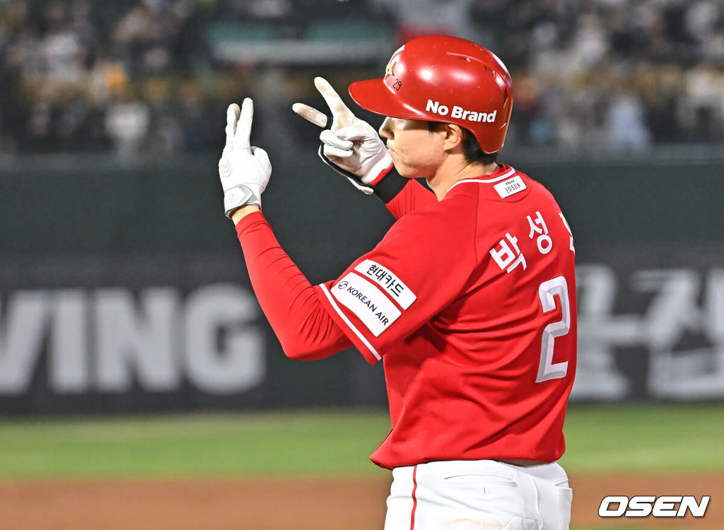3일 부산 사직야구장에서 2026 신한 SOL KBO 리그 롯데 자이언츠와 SSG 랜더스의 경기가 열렸다. 홈팀 롯데는 로드리게스가, 방문팀 SSG는 화이트가 선발 출전했다.SSG 랜더스 박성한이 2회초 1사 만루 우익수 앞 2타점 안타를 치고 세리머니를 하고 있다. 2026.04.03 / foto0307@osen.co.kr