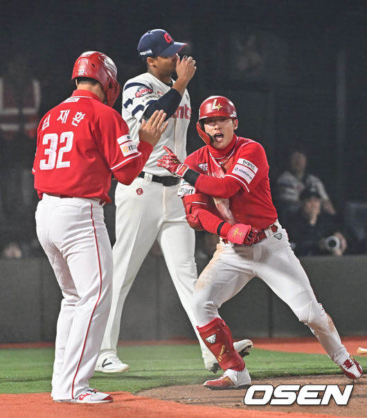 [OSEN=부산, 이석우 기자] 3일 부산 사직야구장에서 2026 신한 SOL KBO 리그 롯데 자이언츠와 SSG 랜더스의 경기가 열렸다. 홈팀 롯데는 로드리게스가, 방문팀 SSG는 화이트가 선발 출전했다.SSG 랜더스 최지훈이 3회초 2사 3루 중견수 그라운드 홈런을 치고 득점하고 있다. 2026.04.03 / foto0307@osen.co.kr