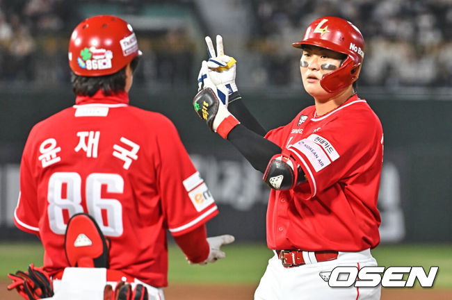 [OSEN=부산, 이석우 기자] 3일 부산 사직야구장에서 2026 신한 SOL KBO 리그 롯데 자이언츠와 SSG 랜더스의 경기가 열렸다. 홈팀 롯데는 로드리게스가, 방문팀 SSG는 화이트가 선발 출전했다.SSG 랜더스 고명준이 3회초 무사 1,2루 중견수 앞 1타점 안타를 치고 세리머니를 하고 있다. 2026.04.03 / foto0307@osen.co.kr