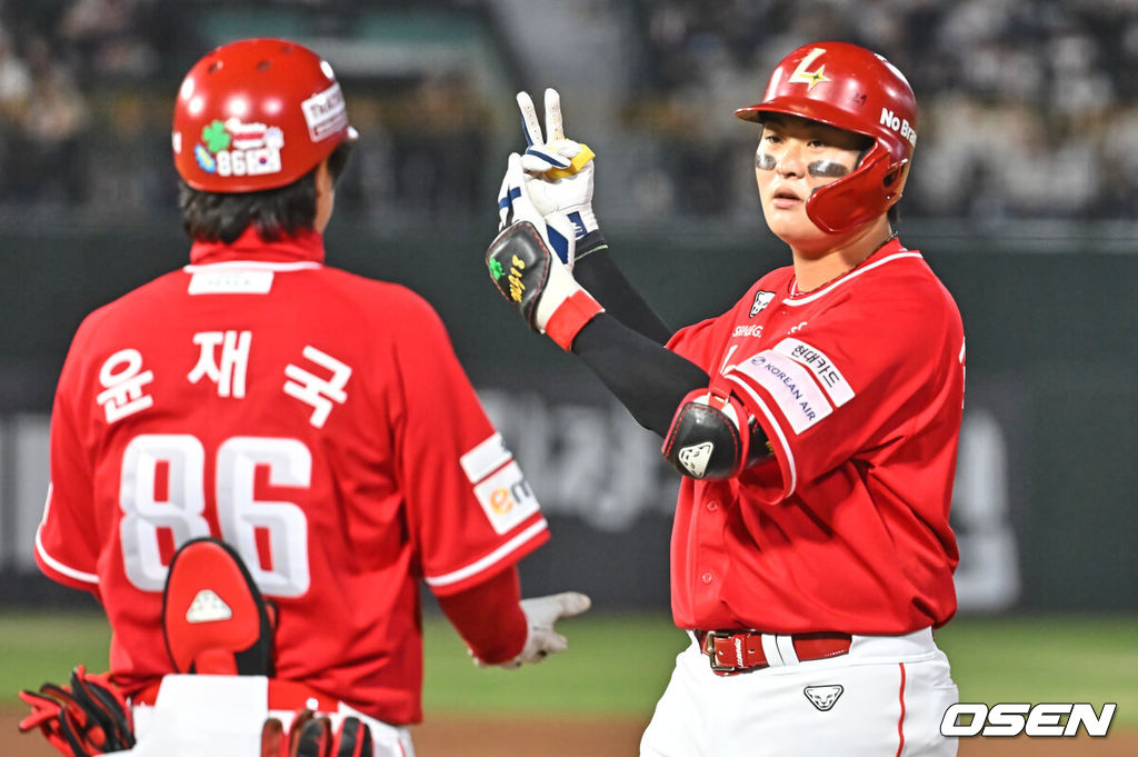 3일 부산 사직야구장에서 2026 신한 SOL KBO 리그 롯데 자이언츠와 SSG 랜더스의 경기가 열렸다. 홈팀 롯데는 로드리게스가, 방문팀 SSG는 화이트가 선발 출전했다.SSG 랜더스 고명준이 3회초 무사 1,2루 중견수 앞 1타점 안타를 치고 세리머니를 하고 있다. 2026.04.03 / foto0307@osen.co.kr