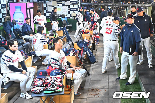 [OSEN=부산, 이석우 기자] 3일 부산 사직야구장에서 2026 신한 SOL KBO 리그 롯데 자이언츠와 SSG 랜더스의 경기가 열렸다. 홈팀 롯데는 로드리게스가, 방문팀 SSG는 화이트가 선발 출전했다.롯데 자이언츠 선수들이 큰 점수로 뒤지자 더그아웃 분위기가 가라 앉아 있다. 2026.04.03 / foto0307@osen.co.kr