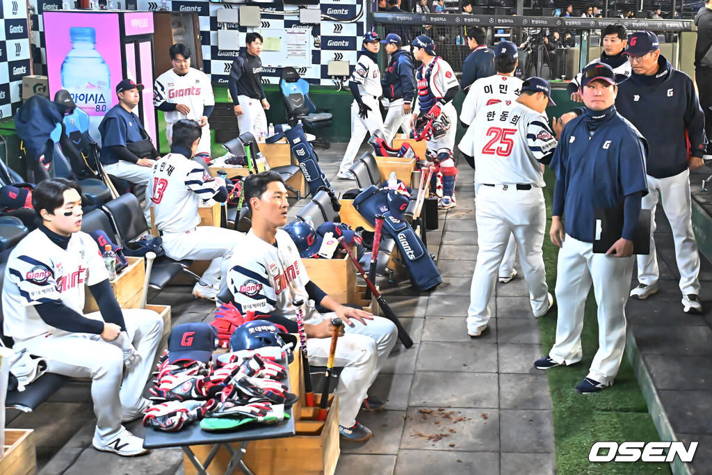 3일 부산 사직야구장에서 2026 신한 SOL KBO 리그 롯데 자이언츠와 SSG 랜더스의 경기가 열렸다. 홈팀 롯데는 로드리게스가, 방문팀 SSG는 화이트가 선발 출전했다.롯데 자이언츠 선수들이 큰 점수로 뒤지자 더그아웃 분위기가 가라 앉아 있다. 2026.04.03 / foto0307@osen.co.kr