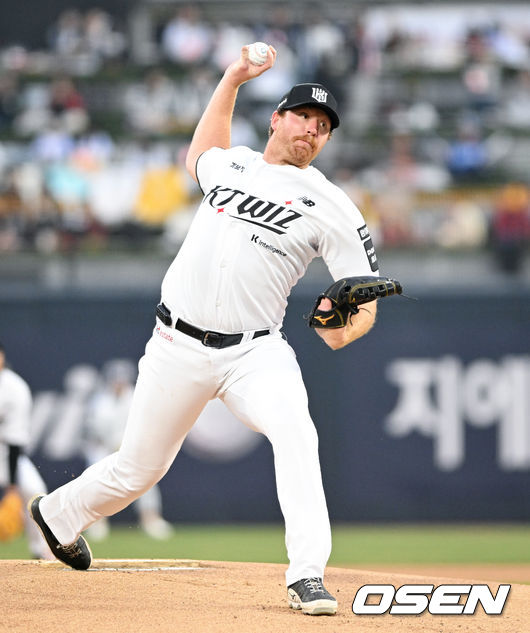 [OSEN=수원, 조은정 기자] 3일 경기도 수원 KT위즈파크에서 2026 신한 SOL KBO리그 KT 위즈와 삼성 라이온즈의 경기가 열렸다. 1회초 KT 사우어가 역투하고 있다. 2026.04.03 /cej@osen.co.kr