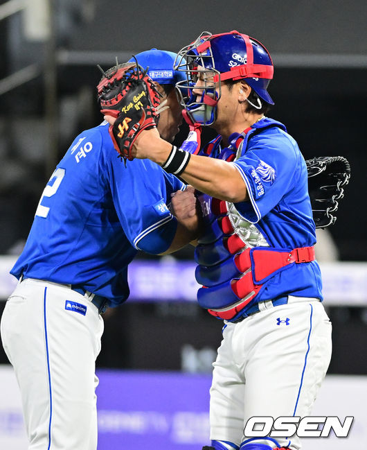 [OSEN=수원, 조은정 기자] 삼성 라이온즈가 개막 5연승으로 선두를 달리던 KT 위즈를 잡았다. 삼성은 3일 수원KT위즈파크에서 열린 2026 신한은행 SOL Bank KBO리그 KT 위즈와 원정 경기에서 2-1 승리를 거뒀다. 삼성 김재윤, 강민호가 승리를 기뻐하고 있다. 2026.04.03 /cej@osen.co.kr