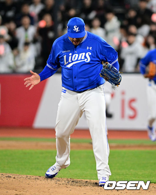 [OSEN=수원, 조은정 기자] 3일 경기도 수원 KT위즈파크에서 2026 신한 SOL KBO리그 KT 위즈와 삼성 라이온즈의 경기가 열렸다. 6회말 1사 1루에서 KT 김상수에게 병살타를 유도하며 이닝을 마친 삼성 후라도가 기뻐하고 있다. 2026.04.03 /cej@osen.co.kr