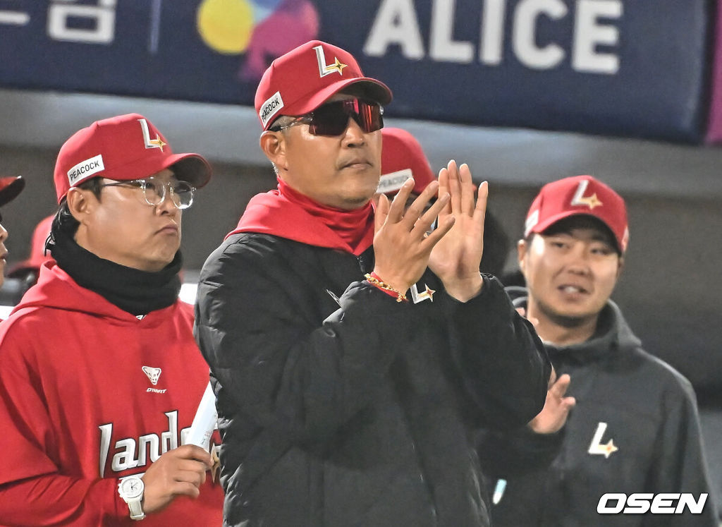 3일 부산 사직야구장에서 2026 신한 SOL KBO 리그 롯데 자이언츠와 SSG 랜더스의 경기가 열렸다. 홈팀 롯데는 로드리게스가, 방문팀 SSG는 화이트가 선발 출전했다.SSG 랜더스 이숭용 감독이 17-2 대승을 올리고 선수들을 격려하고 있다. 2026.04.03 / foto0307@osen.co.kr