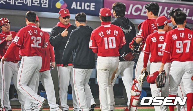 [OSEN=부산, 이석우 기자] 3일 부산 사직야구장에서 2026 신한 SOL KBO 리그 롯데 자이언츠와 SSG 랜더스의 경기가 열렸다. 홈팀 롯데는 로드리게스가, 방문팀 SSG는 화이트가 선발 출전했다.SSG 랜더스 이숭용 감독이 17-2 대승을 올리고 선수들과 하이파이브를 하고 있다. 2026.04.03 / foto0307@osen.co.kr