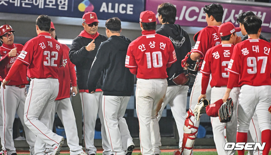 3일 부산 사직야구장에서 2026 신한 SOL KBO 리그 롯데 자이언츠와 SSG 랜더스의 경기가 열렸다. 홈팀 롯데는 로드리게스가, 방문팀 SSG는 화이트가 선발 출전했다.SSG 랜더스 이숭용 감독이 17-2 대승을 올리고 선수들과 하이파이브를 하고 있다. 2026.04.03 / foto0307@osen.co.kr
