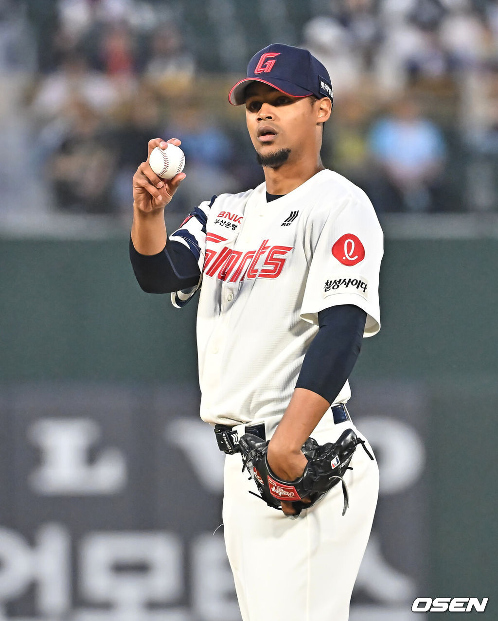 3일 부산 사직야구장에서 2026 신한 SOL KBO 리그 롯데 자이언츠와 SSG 랜더스의 경기가 열렸다. 홈팀 롯데는 로드리게스가, 방문팀 SSG는 화이트가 선발 출전했다.롯데 자이언츠 선발 투수 로드리게스가 사인을 보내고 있다. 2026.04.03 / foto0307@osen.co.kr