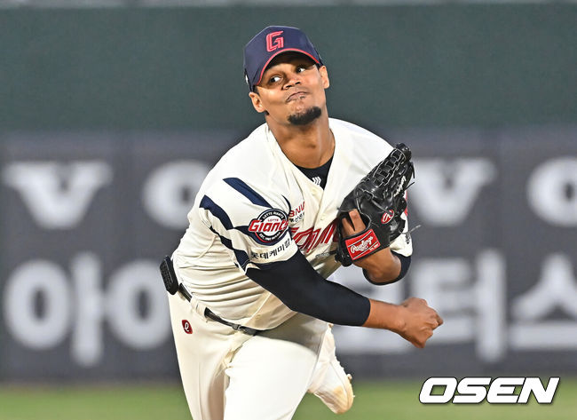 [OSEN=부산, 이석우 기자] 3일 부산 사직야구장에서 2026 신한 SOL KBO 리그 롯데 자이언츠와 SSG 랜더스의 경기가 열렸다. 홈팀 롯데는 로드리게스가, 방문팀 SSG는 화이트가 선발 출전했다.롯데 자이언츠 선발 투수 로드리게스가 역투하고 있다. 2026.04.03 / foto0307@osen.co.kr