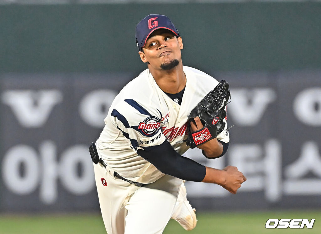 3일 부산 사직야구장에서 2026 신한 SOL KBO 리그 롯데 자이언츠와 SSG 랜더스의 경기가 열렸다. 홈팀 롯데는 로드리게스가, 방문팀 SSG는 화이트가 선발 출전했다.롯데 자이언츠 선발 투수 로드리게스가 역투하고 있다. 2026.04.03 / foto0307@osen.co.kr