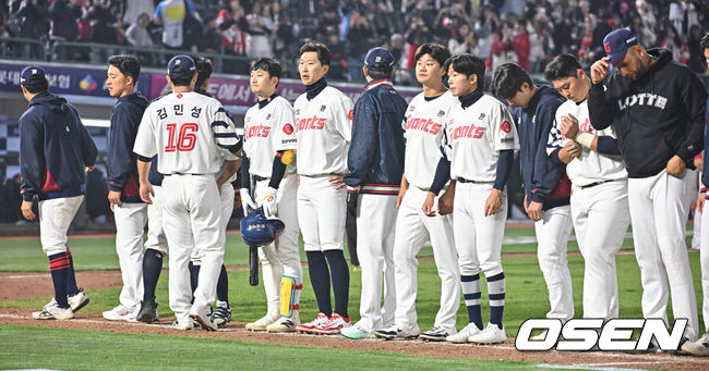 [OSEN=부산, 이석우 기자] 3일 부산 사직야구장에서 2026 신한 SOL KBO 리그 롯데 자이언츠와 SSG 랜더스의 경기가 열렸다. 홈팀 롯데는 로드리게스가, 방문팀 SSG는 화이트가 선발 출전했다.롯데 자이언츠 선수들이 2-17 대패한 후 팬들에게 인사를 하고 있다. 2026.04.03 / foto0307@osen.co.kr