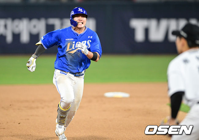 [OSEN=수원, 조은정 기자] 3일 경기도 수원 KT위즈파크에서 2026 신한 SOL KBO리그 KT 위즈와 삼성 라이온즈의 경기가 열렸다. 6회말 2사 2루에서 삼성 류지혁이 좌중간으로 역전 적시 3루타를 날린 뒤 베이스를 향해 쇄도하고 있다. 2026.04.03 /cej@osen.co.kr